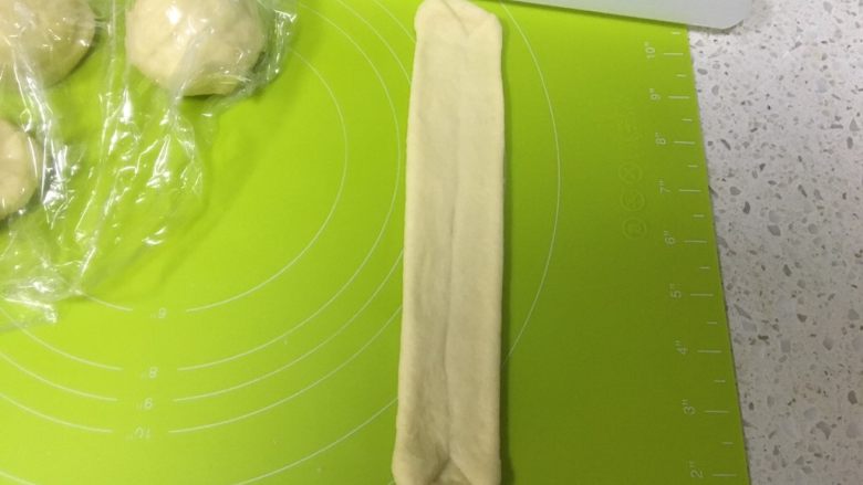 日式牛奶面包卷,再次擀扁，宽度要一致