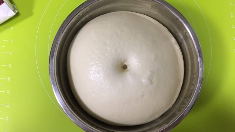日式牛奶面包卷,发酵到原面团的2-2.5倍，用手指沾面粉戳一下，面团不会回缩即可