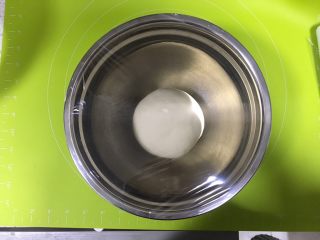 日式牛奶面包卷,把面团滚圆放入容器内，盖上保鲜膜，放冰箱冷藏17小时以上
