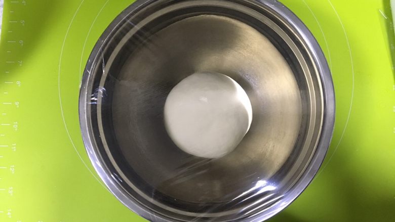 日式牛奶面包卷,把面团滚圆放入容器内，盖上保鲜膜，放冰箱冷藏17小时以上