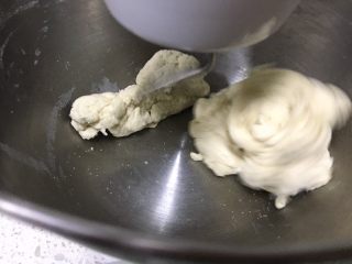 日式牛奶面包卷,把中种面团材料倒入厨师机面盆内，搅拌至面团光滑