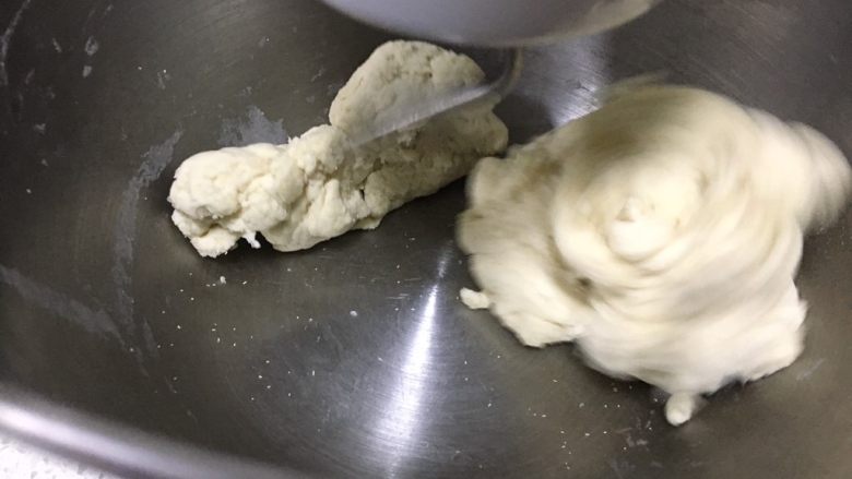 日式牛奶面包卷,把中种面团材料倒入厨师机面盆内，搅拌至面团光滑