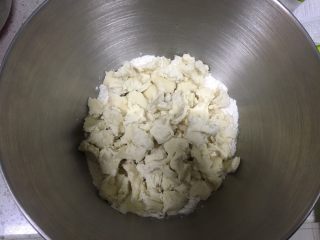 日式牛奶面包卷,把中种面团撕小块也同样加入，开启厨师机揉面