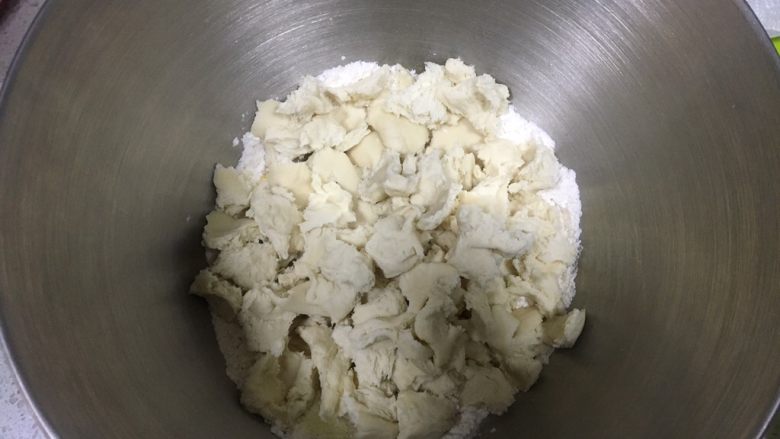 日式牛奶面包卷,把中种面团撕小块也同样加入，开启厨师机揉面