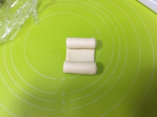 日式牛奶面包卷,从两头往中间卷起