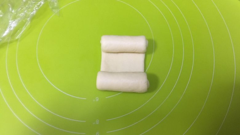 日式牛奶面包卷,从两头往中间卷起
