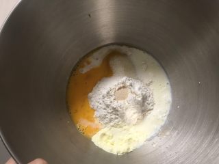 日式牛奶面包卷,主面团材料除了黄油以外倒入厨师机面盆内