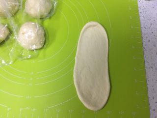 日式牛奶面包卷,取一个面团擀成牛舌状