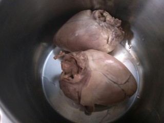 卤猪心,把洗净的猪心放在高压锅中。