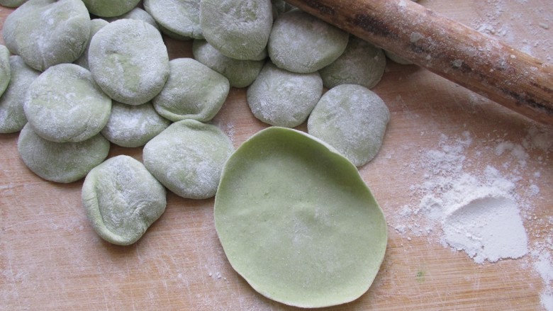 翡翠荠菜饺,面团揉好，揪成小剂子，擀成圆形的饺子皮。
