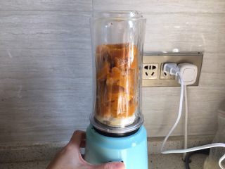 奶香南瓜派,蒸熟的南瓜倒入料理机，加入淡奶油、酸奶、细砂糖，用料理机搅打均匀顺滑