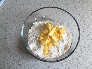 奶香南瓜派,加入切丁软化的黄油