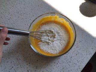 奶香南瓜派,过筛加入低筋面粉，搅打均匀至无干面粉