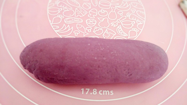 宝宝主食~紫薯小馒头,醒好的面团再次揉匀排气