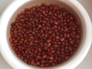 自制油性红豆沙,红豆清洗干净，泡24小时，一定要泡够时间！天热要放进冰箱里面泡，否则豆子会坏掉