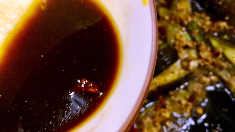 鱼香蚂蚁茄条,茄子表面收油边，倒入10调好的汁水小火收汁