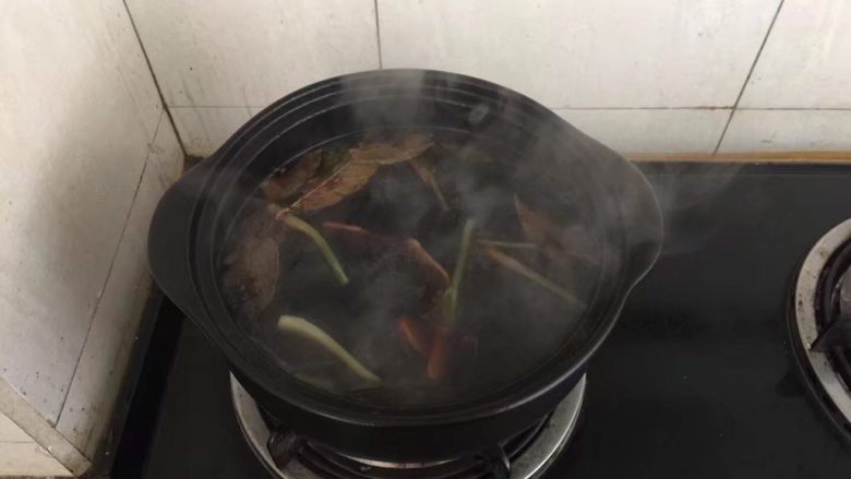 砂锅版豉油皇鸡,倒入清水（有高汤更好）和调味料，煮沸。