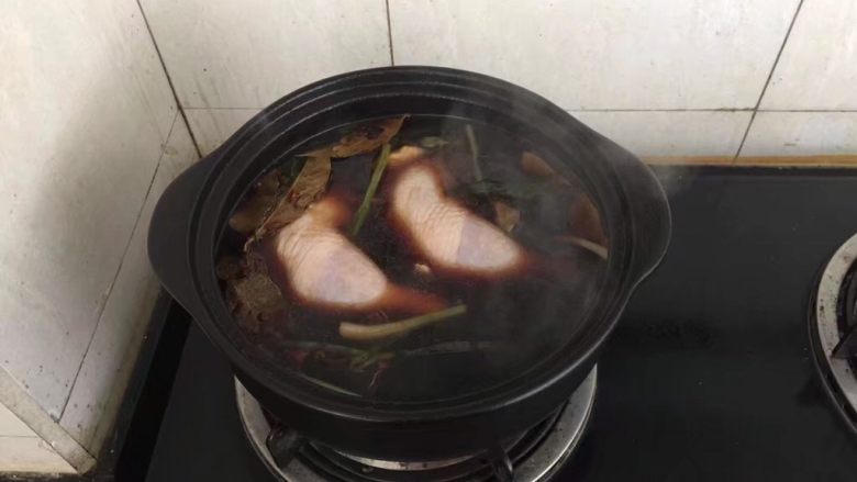 砂锅版豉油皇鸡,放入鸡腿，大火煮开。