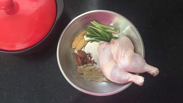 砂锅版豉油皇鸡,准备好所需的食材。
