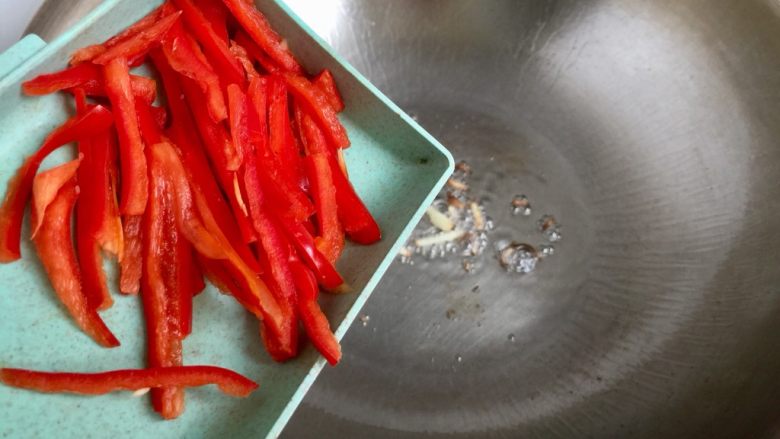 十分钟快手菜系列➕红椒韭菜炒绿豆芽,加入红椒煸炒