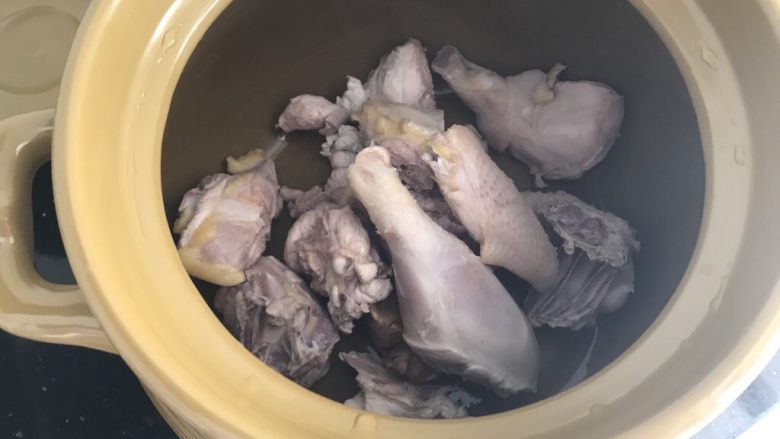茶树菇老鸡汤～强身健体,飞水后沥干水分的鸡块放入汤锅里