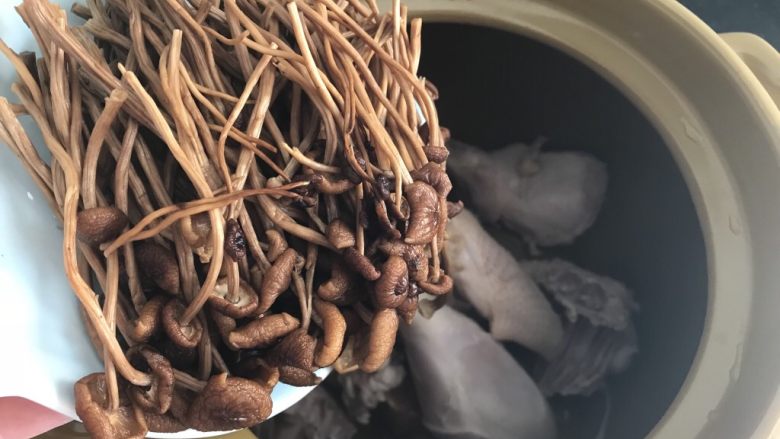 茶树菇老鸡汤～强身健体,加入泡好拣干净的剪去根部的茶树菇