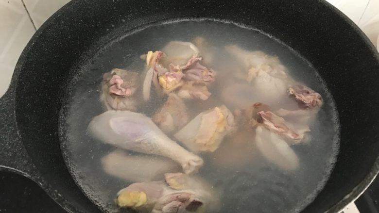 茶树菇老鸡汤～强身健体,烧一锅水，把母鸡飞水处理去杂质异味