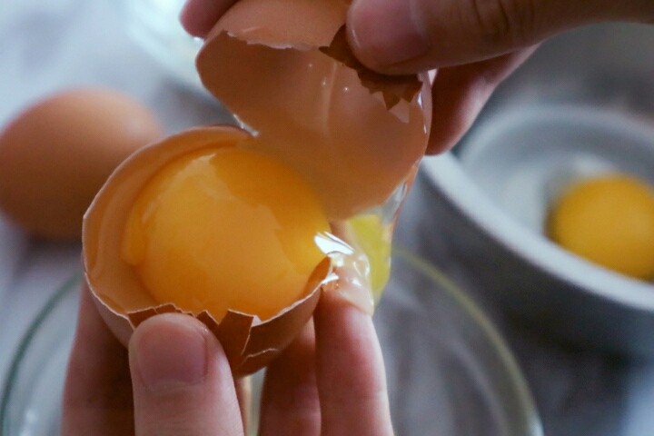 0失败蛋黄溶豆,这样倒两下，完整的蛋黄就出来了