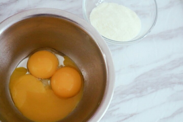 0失败蛋黄溶豆,蛋黄准备用打蛋器打发