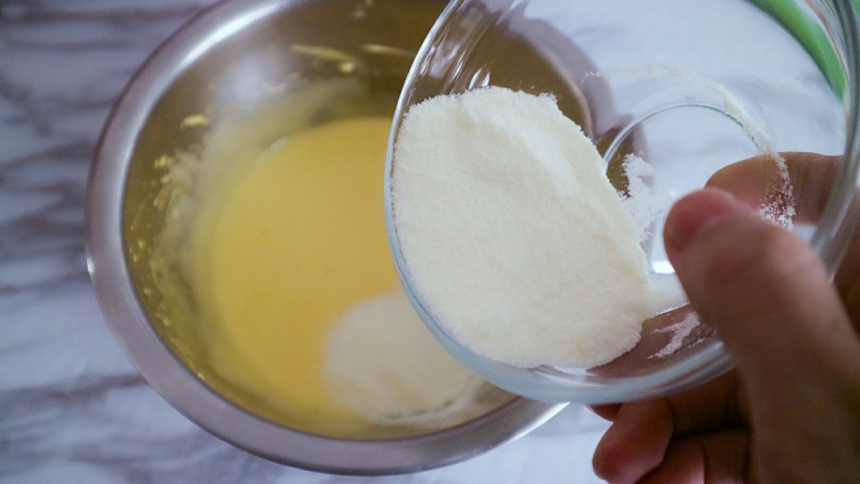 0失败蛋黄溶豆,打好的蛋黄糊中一次性加入配方奶粉