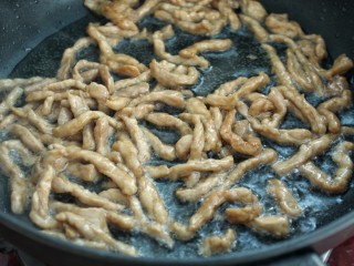 洋葱炒肉丝,锅中倒适量油烧热后，放入肉丝炒至断生盛出备用