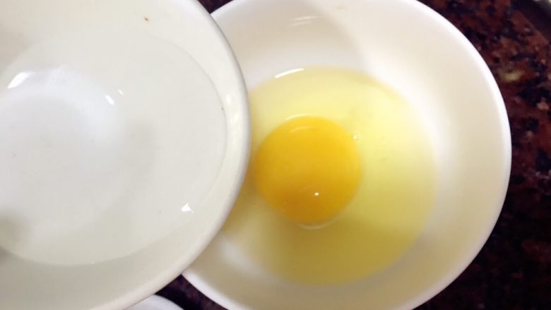 热狗肠炒鸡蛋,在鸡蛋中加入少许清<a style='color:red;display:inline-block;' href='/shicai/ 156925'>水</a>，主要是为了让鸡蛋的口感更嫩