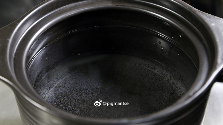 蚝香瑶柱双骨粥,取3.5升汤锅，加入清水至9分满（约3升）