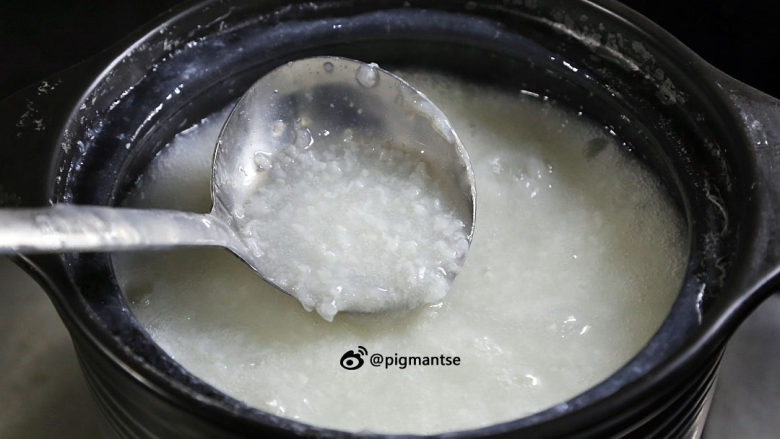 蚝香瑶柱双骨粥,在煲的过程中，要每隔5分钟搅拌一次，以防粘底