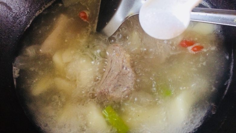枸杞山药排骨汤,开锅前加入2g盐。