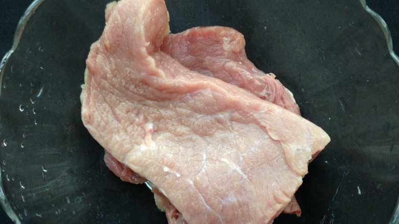 美味肉脯,取新鲜猪后腿瘦肉，洗净后沥干水份，最好用厨房纸巾吸干