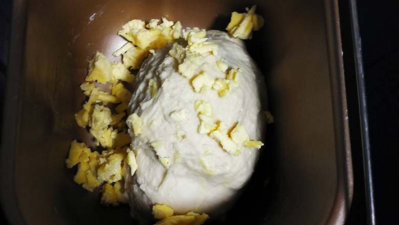 酸奶小餐包（一次发酵）,20分钟后加入切小块的黄油，继续20-30分钟。