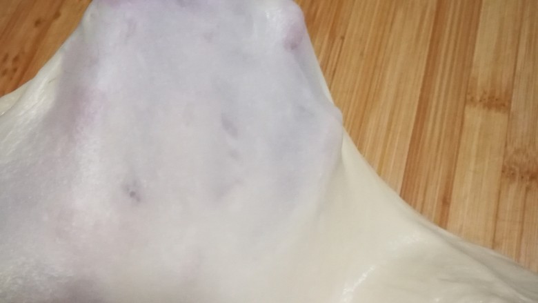 酸奶小餐包（一次发酵）,检查一下出膜情况，能拉出薄、透不宜破的膜就可以了。
