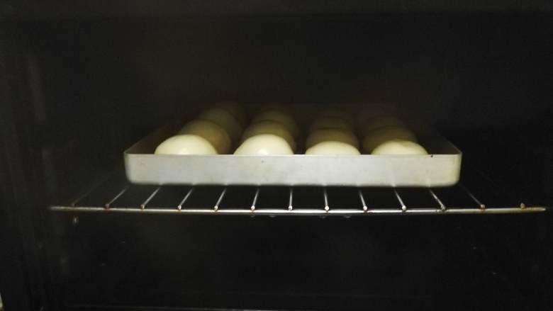 酸奶小餐包（一次发酵）,放烤箱发酵，不要开火，下面放一个装热水的烤盘，这样温度湿度都有了，天冷烤盘的水凉了，中间换一次水。
