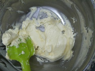 雪花双色曲奇,用电动打蛋器将软化好的黄油糖粉打发到黄油体积变大，颜色稍微变白。