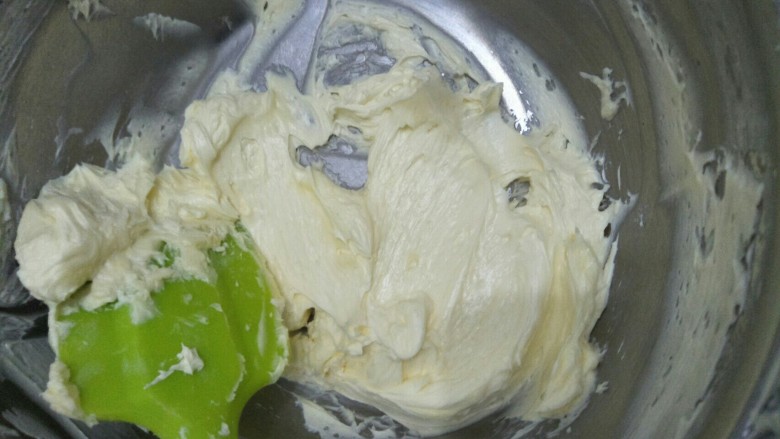 雪花双色曲奇,用电动打蛋器将软化好的黄油糖粉打发到黄油体积变大，颜色稍微变白。