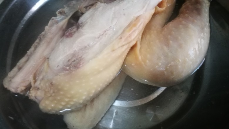 海南鸡饭,鸡煮熟后捞出浸在凉水中