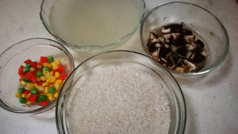 海南鸡饭,焖制米饭的料备齐