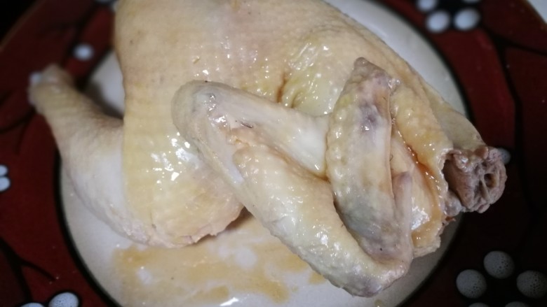 海南鸡饭,捞出放入盘中 表面涂一层香油
