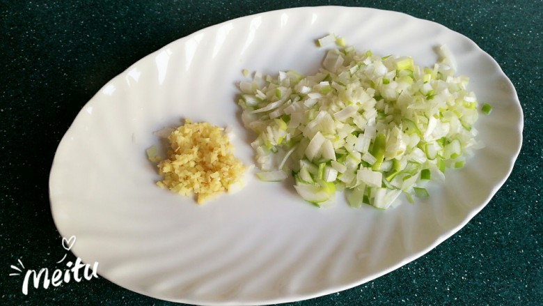豆腐芹菜粉丝素饺子,大葱和姜切成碎末。