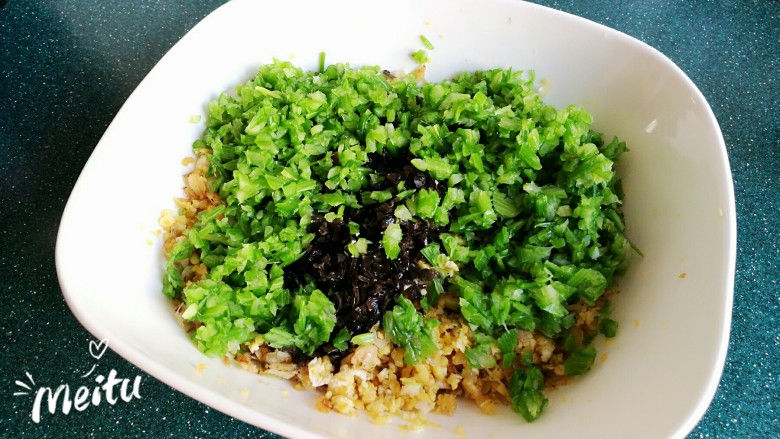 豆腐芹菜粉丝素饺子,将剁碎的木耳、芹菜一起放入豆腐中。