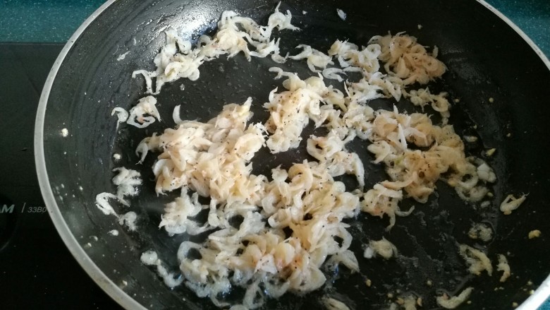 豆腐芹菜粉丝素饺子,利用刚才炒豆腐的锅，稍微再放点油，把虾皮放入炒几下。