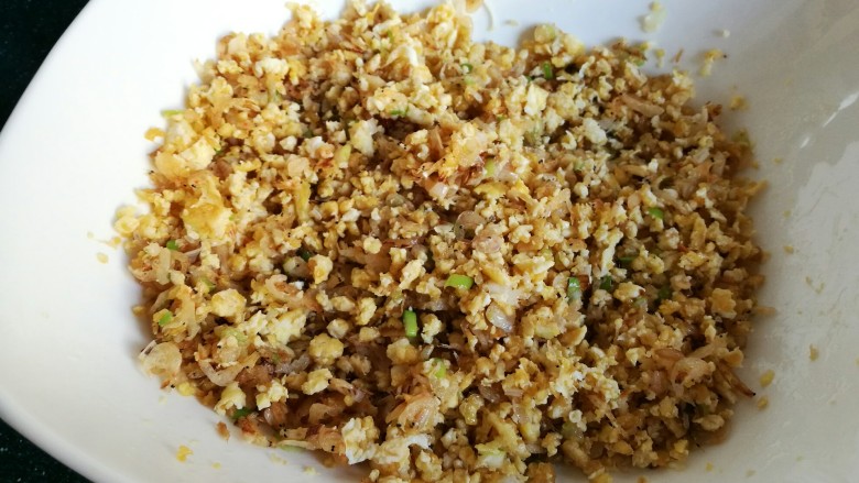 豆腐芹菜粉丝素饺子,将炒好的虾皮和鸡蛋豆腐混合。