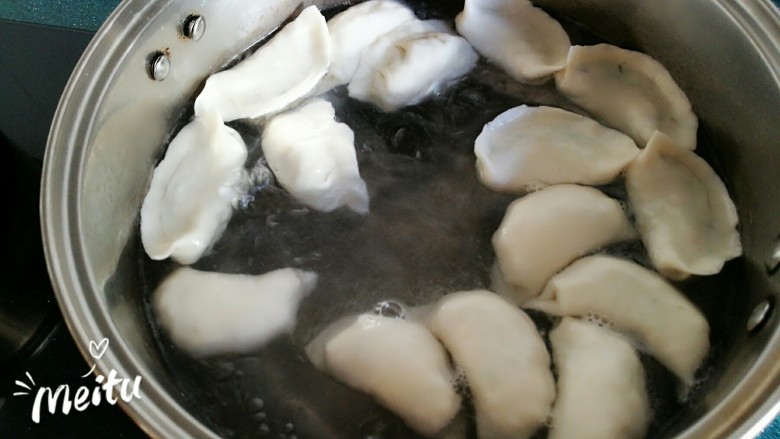 豆腐芹菜粉丝素饺子,煮锅水开后放入饺子，用漏勺深入锅底，轻轻搅动几下，防止饺子粘在锅底。