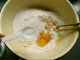 辫子豆沙面包,将高粉、南瓜泥、白糖、鸡蛋、盐放进料理盆，酵母粉用温牛奶化开，边倒边搅拌，和成团